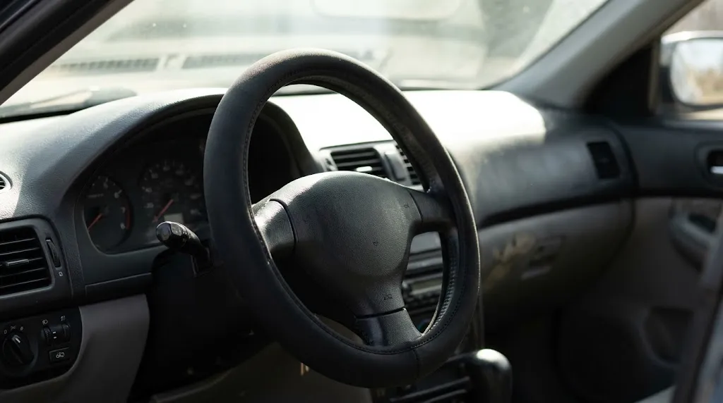 Neoprene steering wheel cover protecting the rim from UV rays and daily wear.